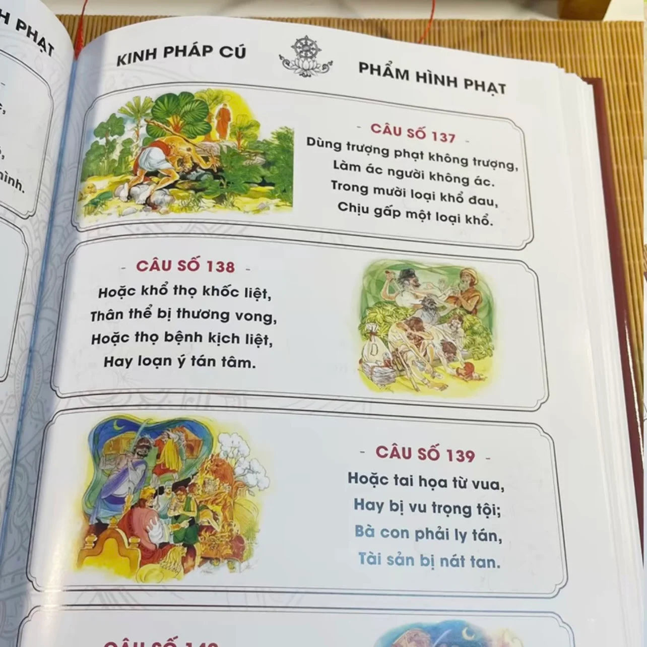 Sách Kinh Pháp Cú - in màu 423 hình minh họa bìa cứng cao cấp + tặng kèm vòng tay bách xanh